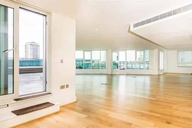 Luxury 3 Bed 3 Bath Apartment St George Wharf River Views