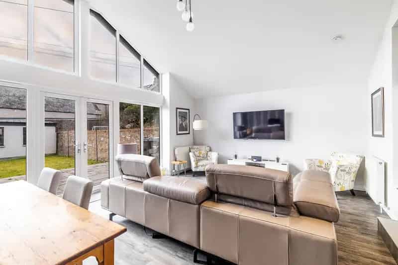 Stunning Four-Bedroom Granite Family Home in Rosemount