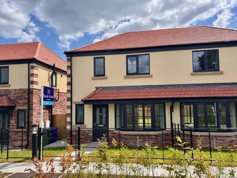 3 Bedroom Semi Detached House for Sale Scarborough