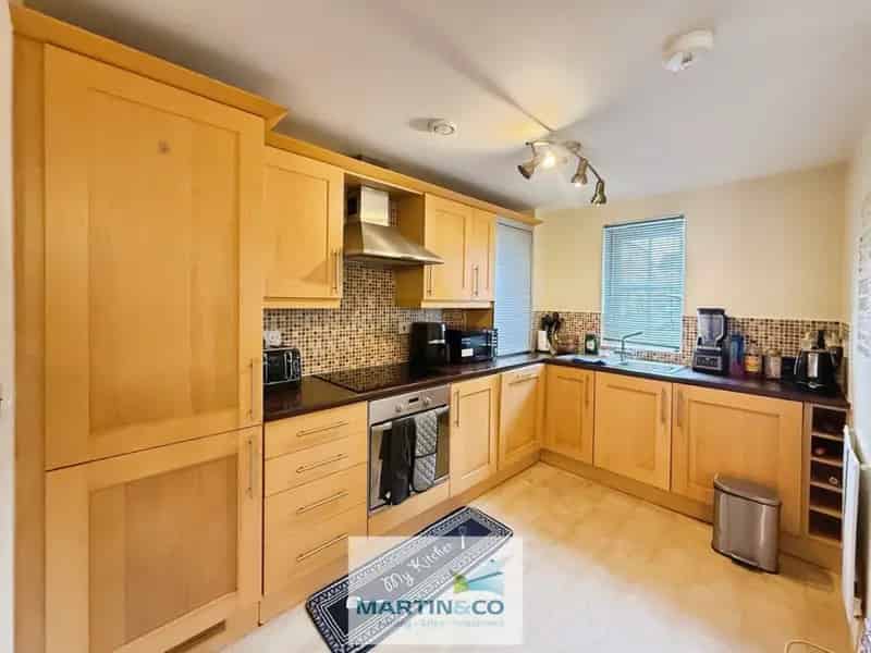 2 Bedroom Ground Floor Flat For Sale No Upward Chain Allocated Parking