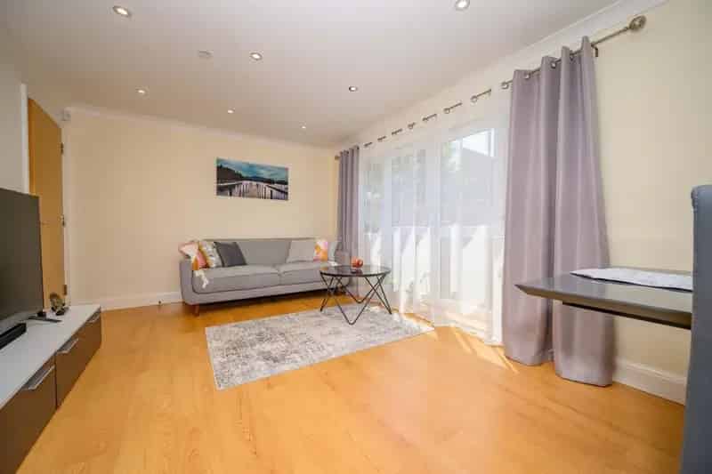 Two Bedroom Ground Floor Flat Near Jarman Park Complex