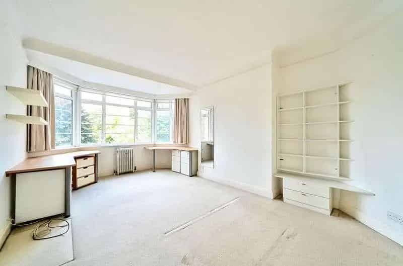 1 Bed Flat for Sale - Bright, Spacious Apartment with Balcony and Parking