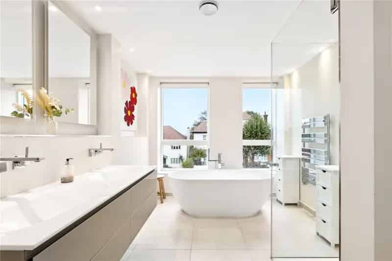 6 Bedroom House in London - Family Home with Garden and Garage
