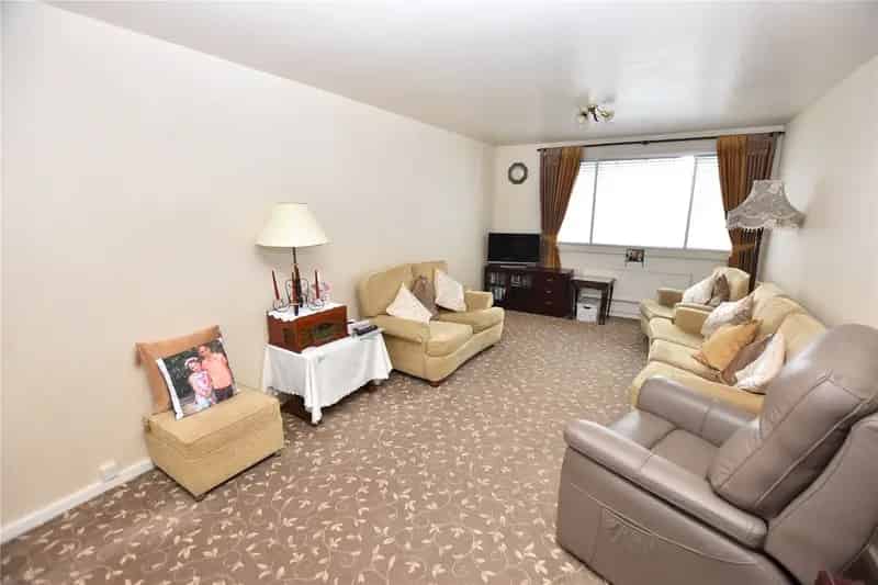 Spacious 4-Bedroom End Terrace House for Growing Families