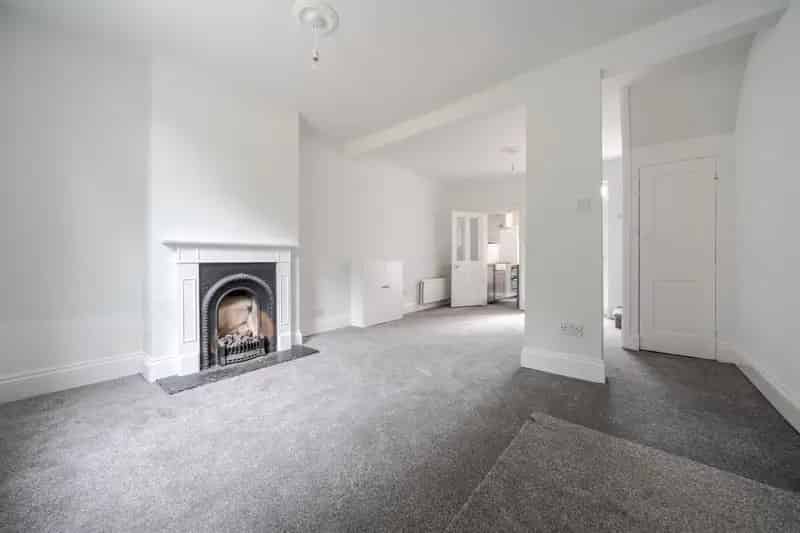 Enfield Character Cottage - 2 Beds - Chain Free
