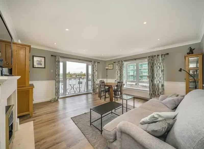 Stunning River View Flat Two Double Bedrooms Modern Kitchen Balcony Gated Parking