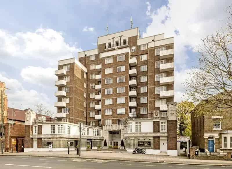 Refurbished Studio Flat with Private Balcony and Porter