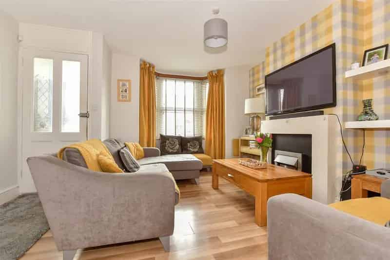 3 Bedroom Semi-Detached House For Sale Near Schools