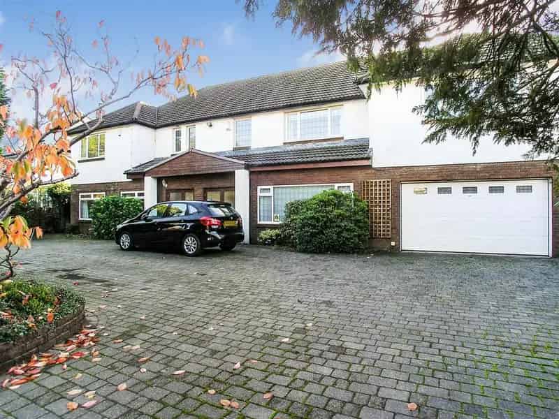 6 Bedroom Detached House for Sale