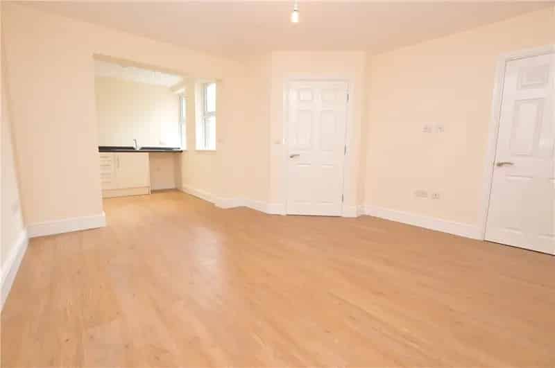 Modern Two-Bedroom Townhouse Near Leeds