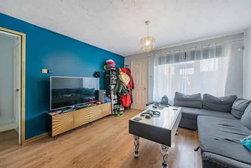 One Bedroom Apartment near Kennington Park with Garden and Parking