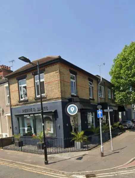 Flat above Hairdressers Near Town Centre and Station