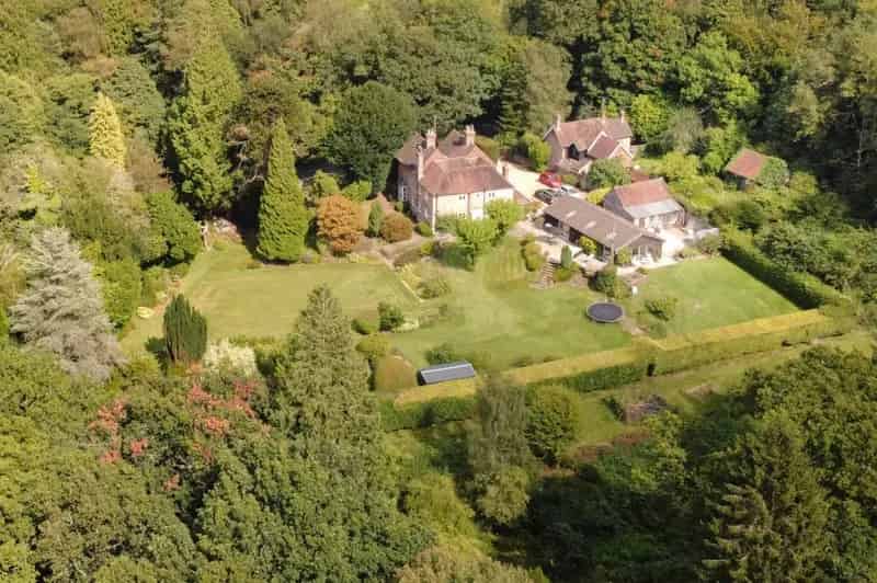6 Bedroom Detached House with Indoor Pool and 1.4 Acres of Gardens