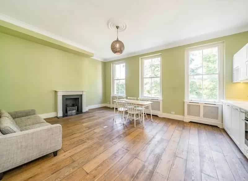 Spacious 2-Bedroom Flat in Earl's Court Garden Square