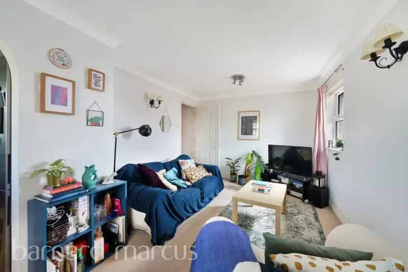 2 Bed 1 Bath Flat 989 Year Lease Fantastic First Home Investment