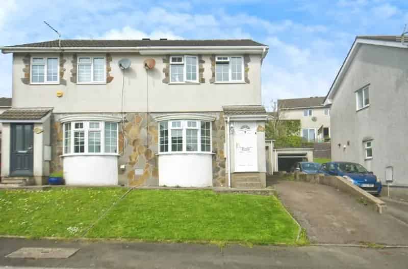 3 Bedroom Semi Detached House Brackla Bridgend