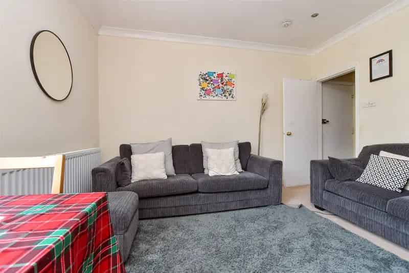2 Bedroom Flat for Sale Near London and Wimbledon