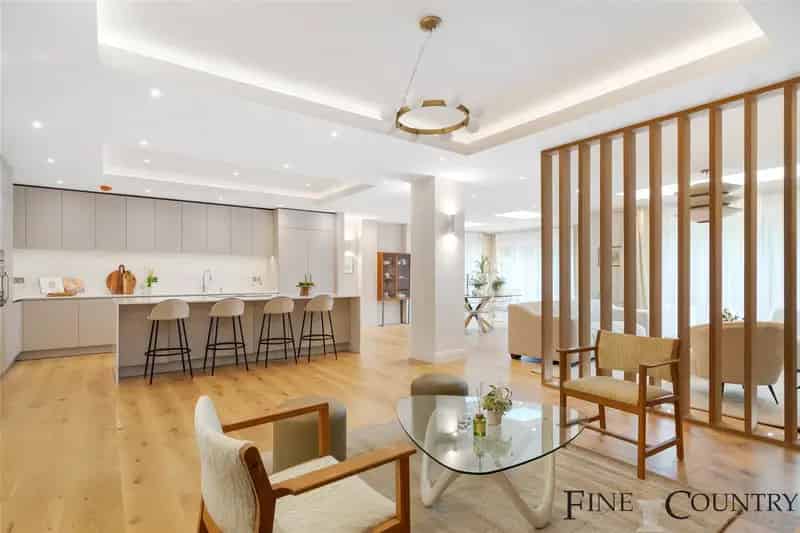 6 Bedroom Semi Detached House for Sale London