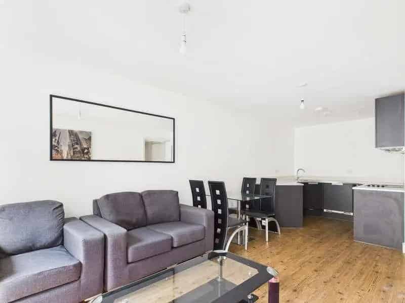 2 bed flat for sale