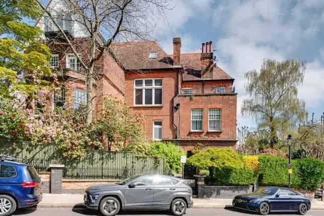 Elegant First Floor Apartment in Wedderburn Road NW3