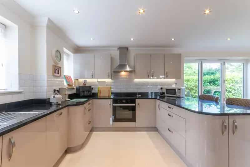 3 Bed Detached House with Double Garage and Gardens