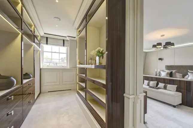 Flat for sale in Palace Gate, London W8