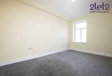 3 Bed House Cardiff  Modern Renovated Garden
