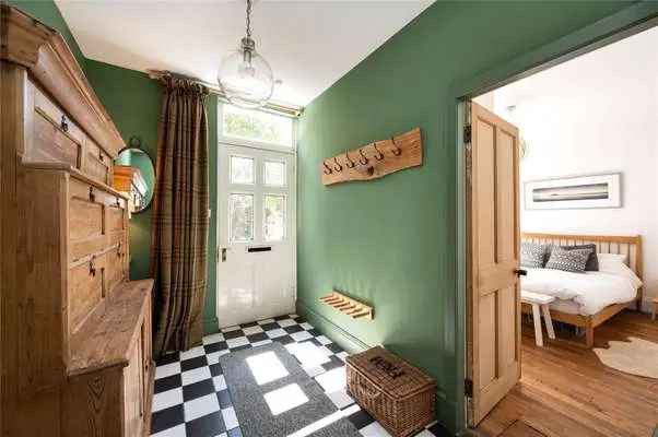 3 Bedroom Ground Floor Property with Private Garden and Garage