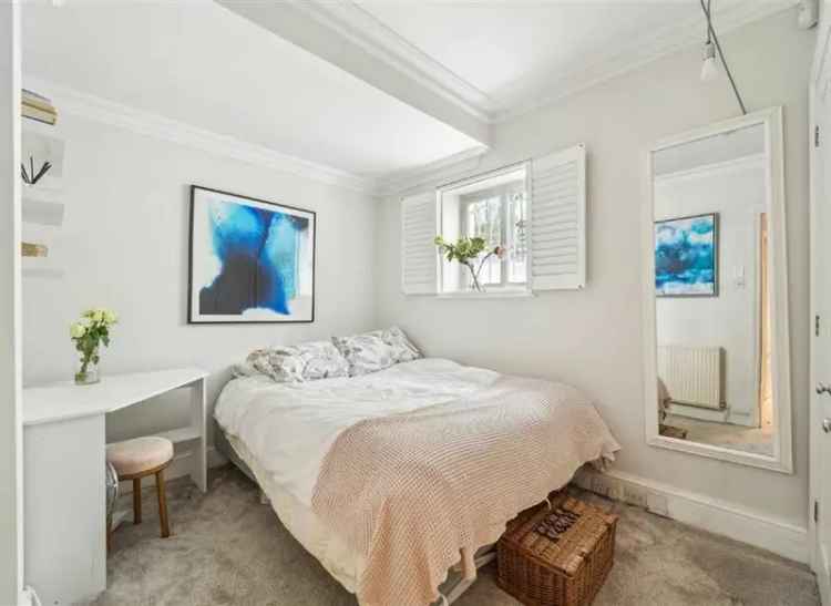 Spacious 2-Bed Garden Flat near Earls Court
