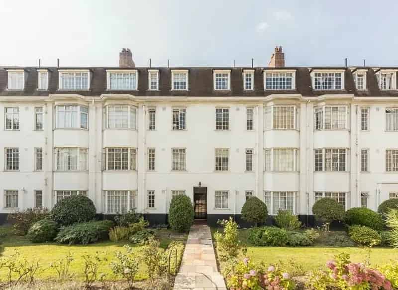 2-Bed Art Deco Apartment with Modern Amenities and Communal Grounds