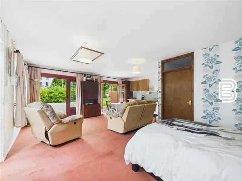 6 Bed Georgian Townhouse Detached Annex Walled Garden Off Road Parking