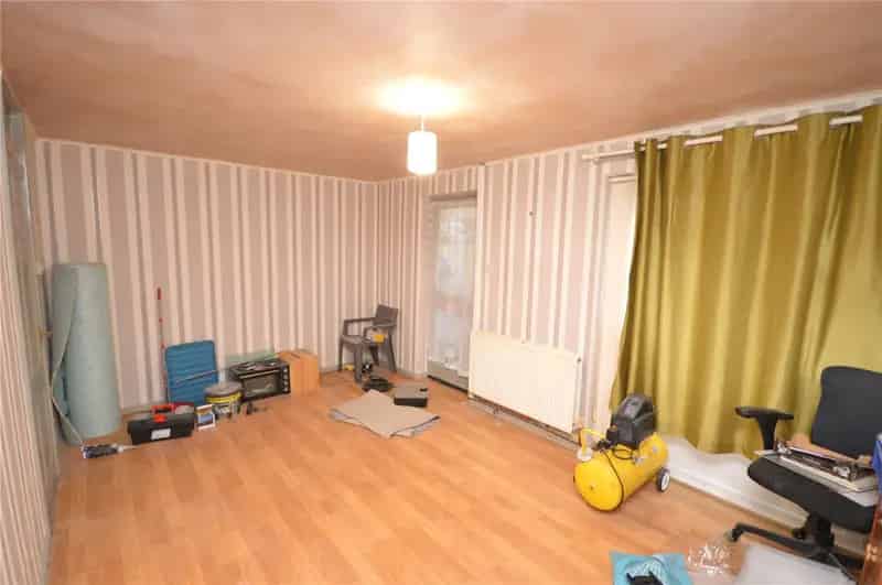 3 Bed Mid Terrace House Near M62 M1 Motorways