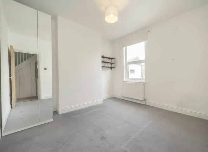 Two Bedroom Maisonette Near Chiswick Park