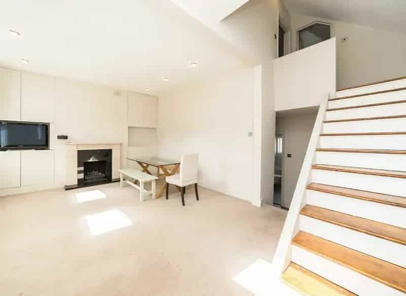 2 Bedroom Flat in Clapham - Modern Kitchen and Spacious Reception