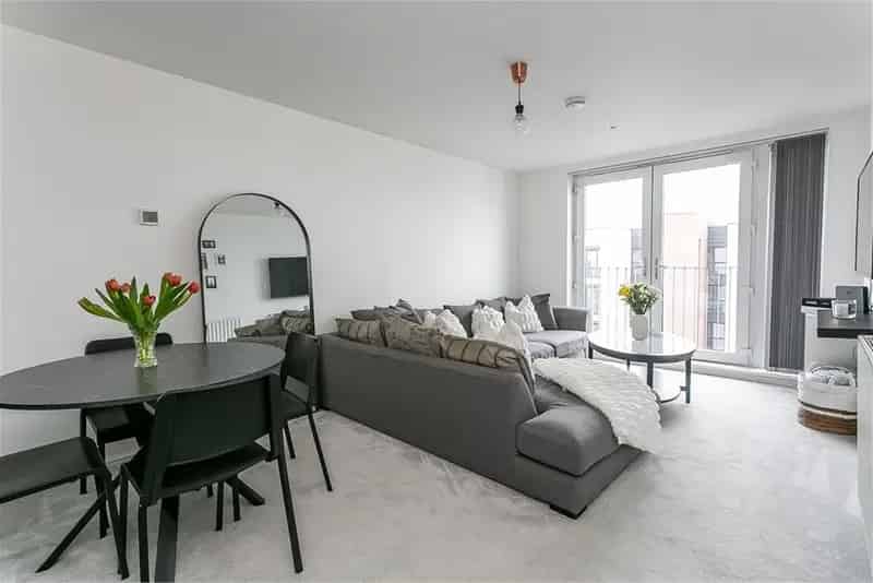 1 Bed Top Floor Flat Skyline Views Modern Apartment