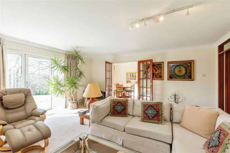 2 Bedroom Flat for Sale with Patio and Garage