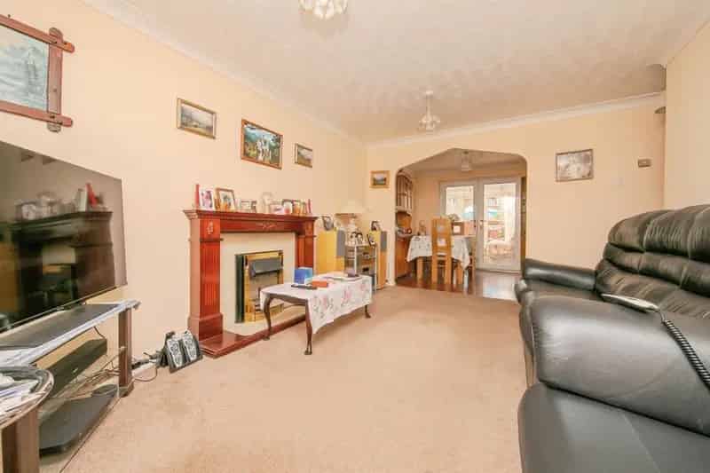 3 Bed Semi-Detached House with Conservatory and Garden