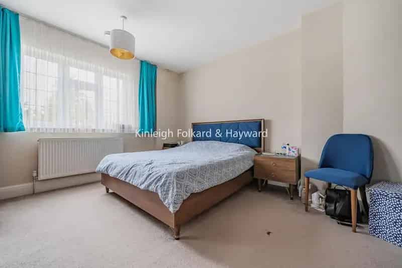 Four Bedroom Semi Detached Family Home with Garden and Garage