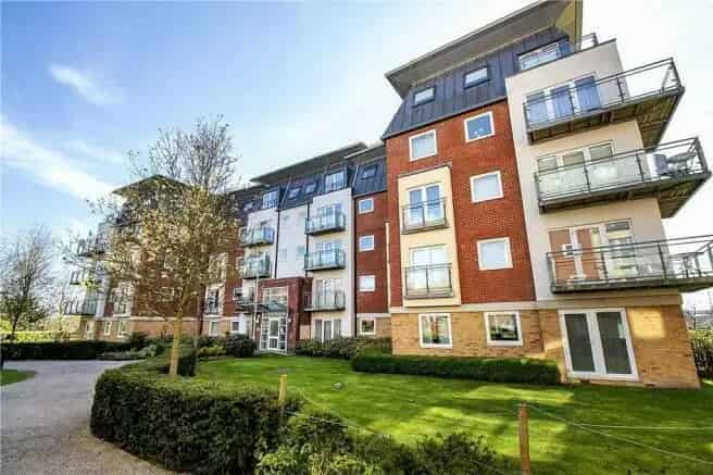 1 Bedroom Apartment for Sale Near Town Centre