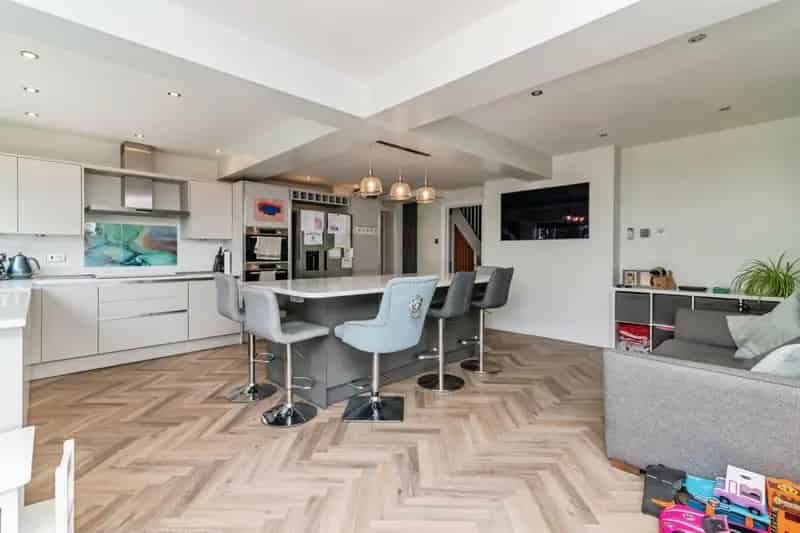 4 Bed Family Home with Open Plan Kitchen Diner and Large Garden