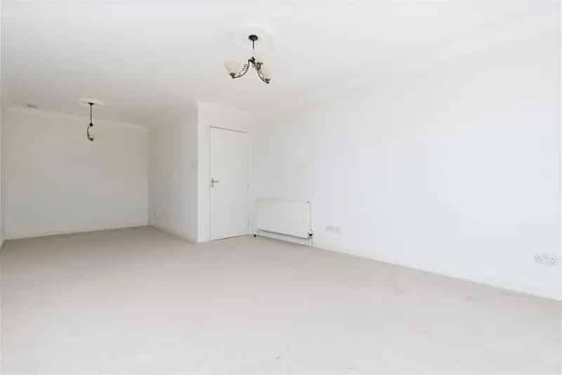 3 Bed Flat Second Floor 1 Reception Room Modern Development