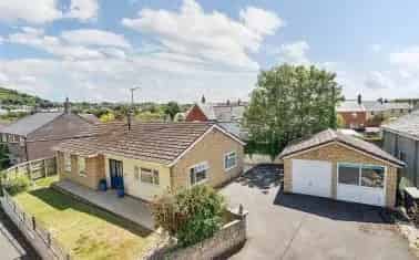 Pelican Bungalow: Detached Home with Double Garage and Garden