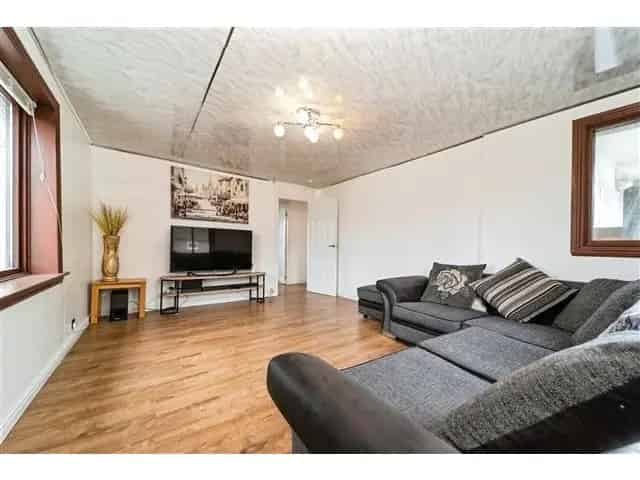 3 Bedroom Flat for Sale Well Presented Upper Flat Popular Area