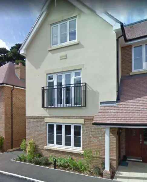 Flat For Rent in Horsham, England