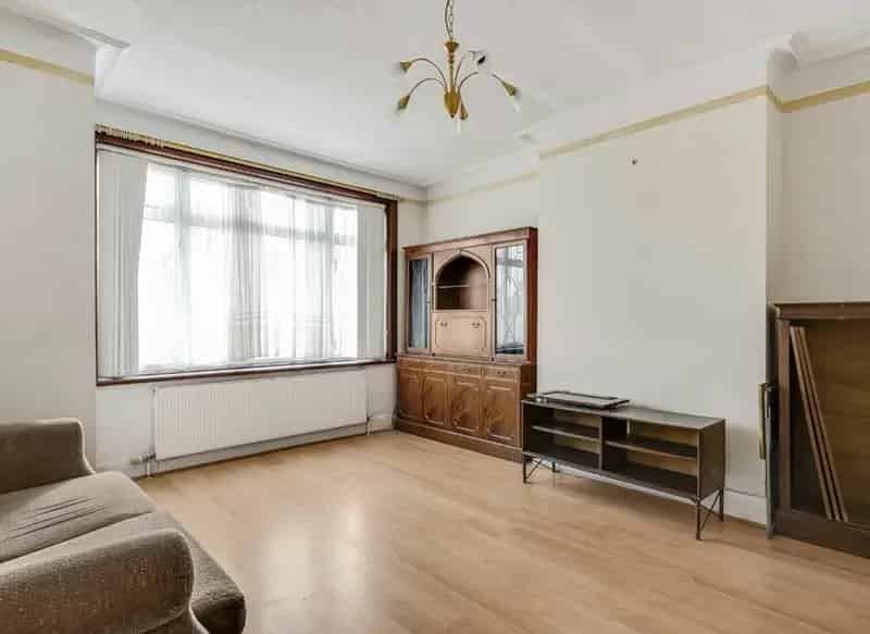 Three Bedroom End of Terrace House Hendon Chain Free