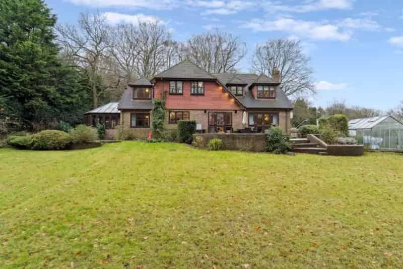 5 Bedroom Detached House with Private Woodland Near Whipsnade