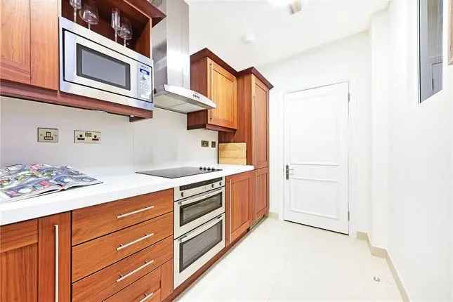 Flat to rent in Baker Street, Marylebone, London NW1