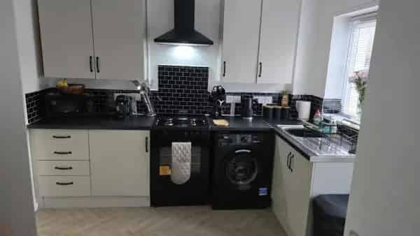 3 Bedroom House Secure Garden Off Road Parking