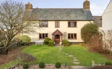 4-Bedroom Grade II Listed Farmhouse Stunning Views