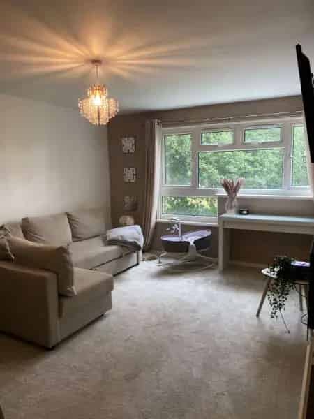Edenbridge One Bed Flat Near Stangrove Park